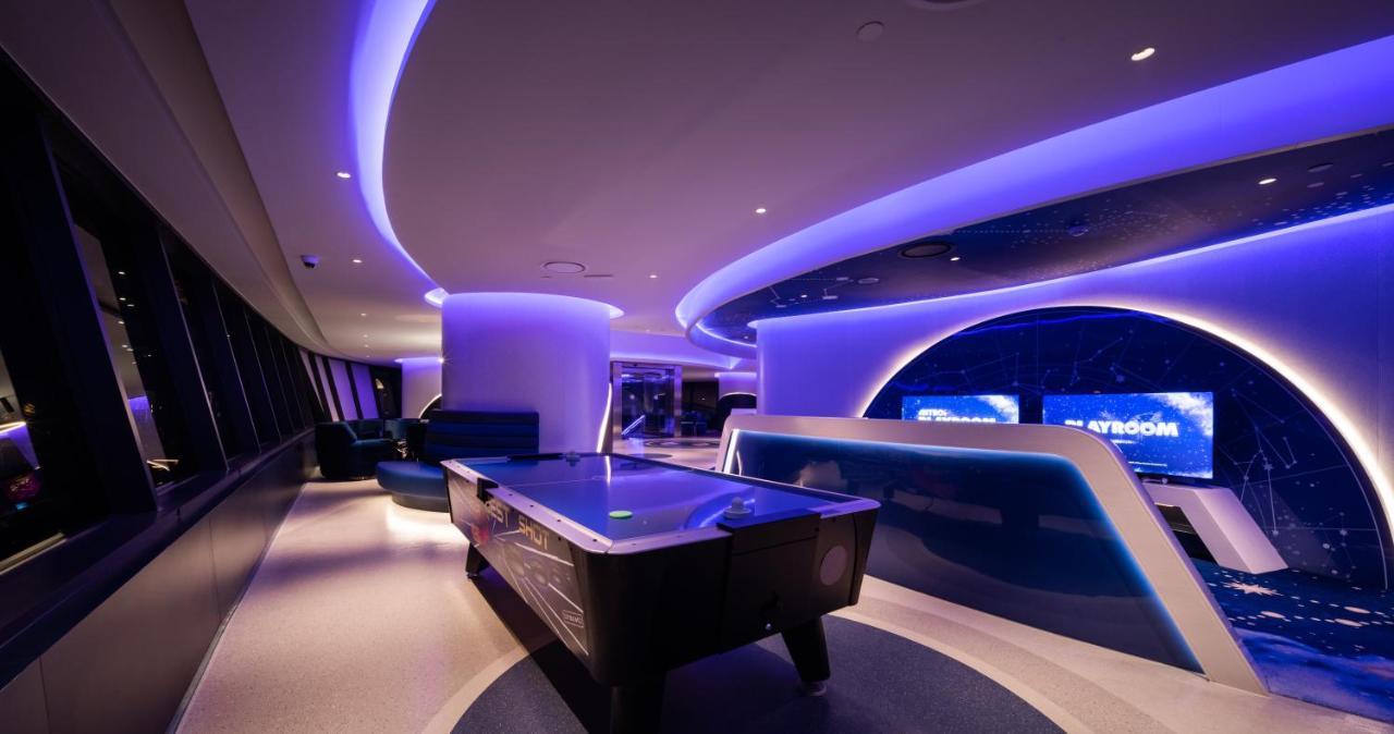 Grande Centre Point Space Pattaya Eksteriør bilde The Sky Sports studio at Sky Central, the company's headquarters in Isleworth, London