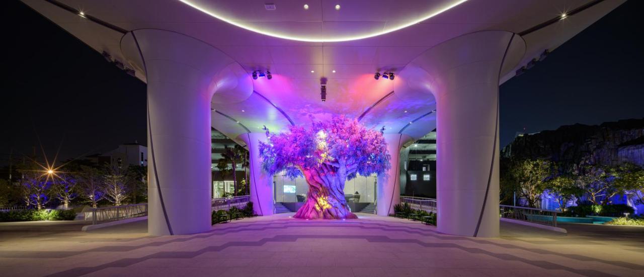 Grande Centre Point Space Pattaya Eksteriør bilde The Tree of Life at the entrance of the hotel