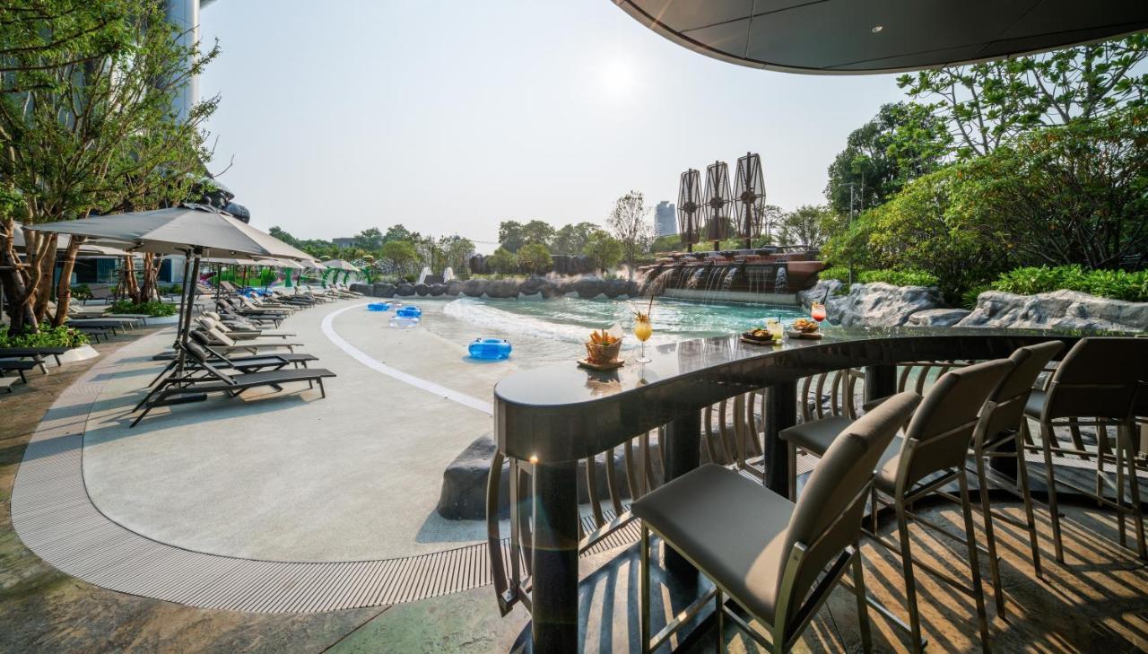 Grande Centre Point Space Pattaya Eksteriør bilde The pool at the hotel