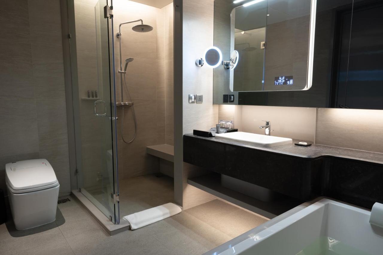 Grande Centre Point Space Pattaya Eksteriør bilde A shower cubicle