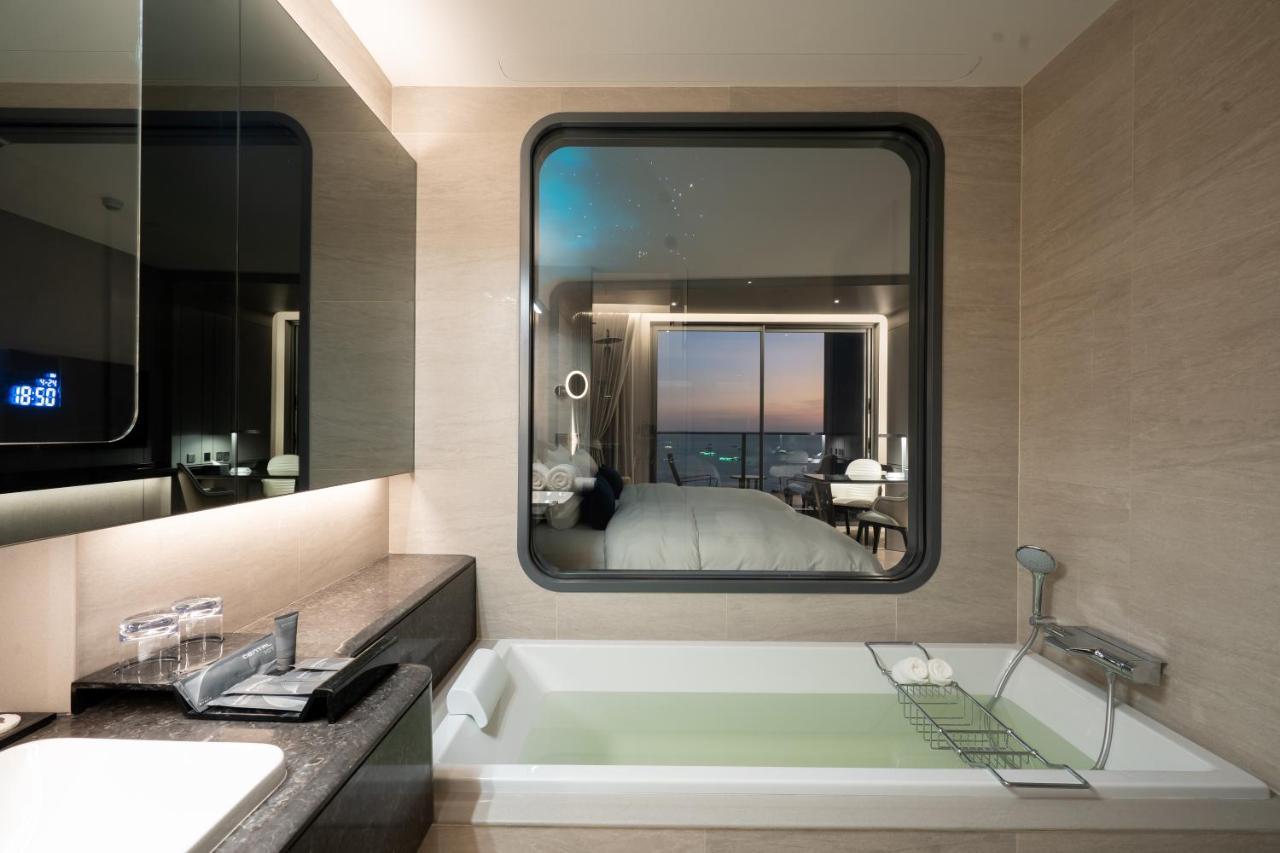 Grande Centre Point Space Pattaya Eksteriør bilde Bathroom