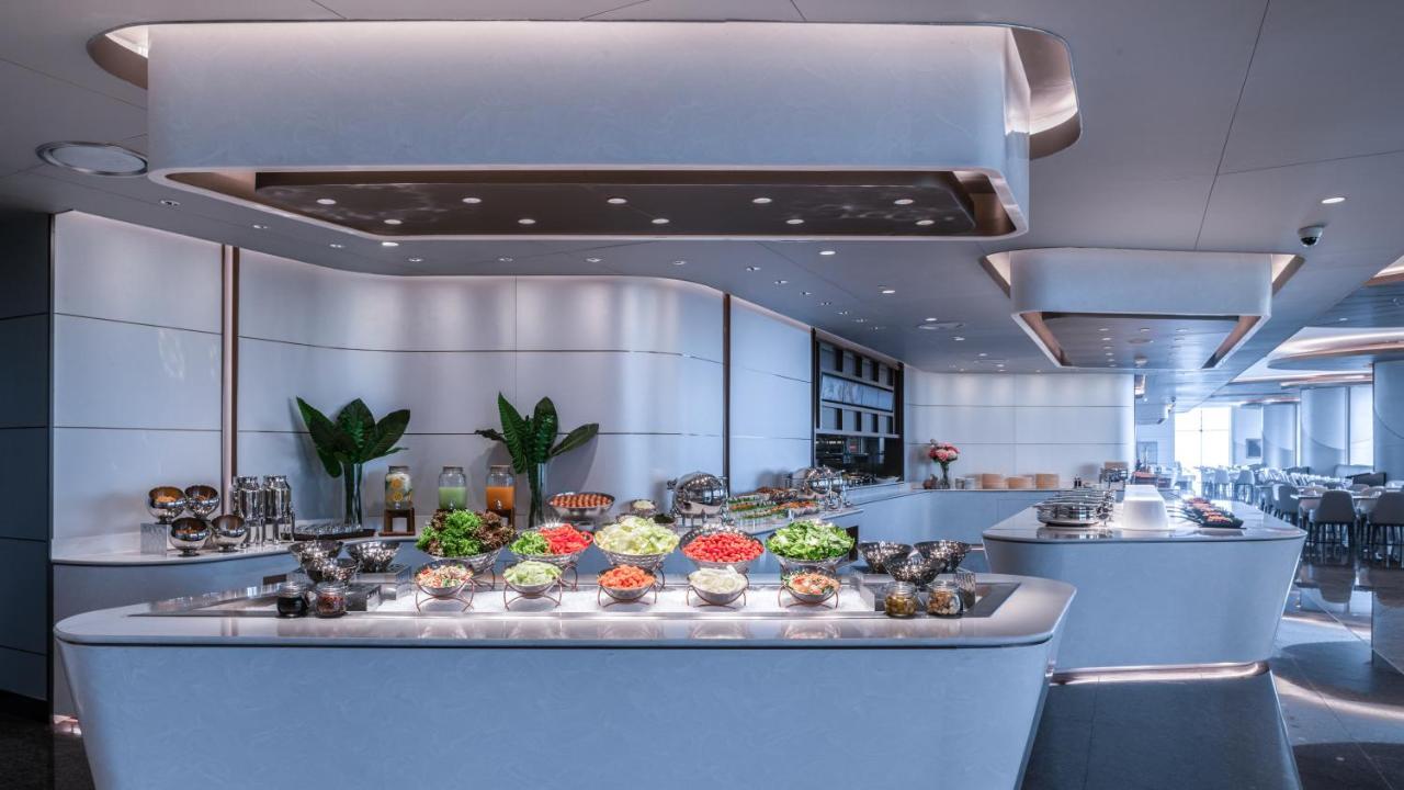 Grande Centre Point Space Pattaya Eksteriør bilde The buffet at the restaurant
