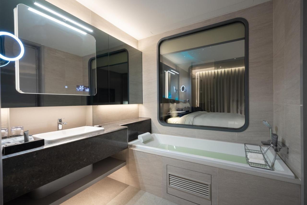 Grande Centre Point Space Pattaya Eksteriør bilde Bathroom
