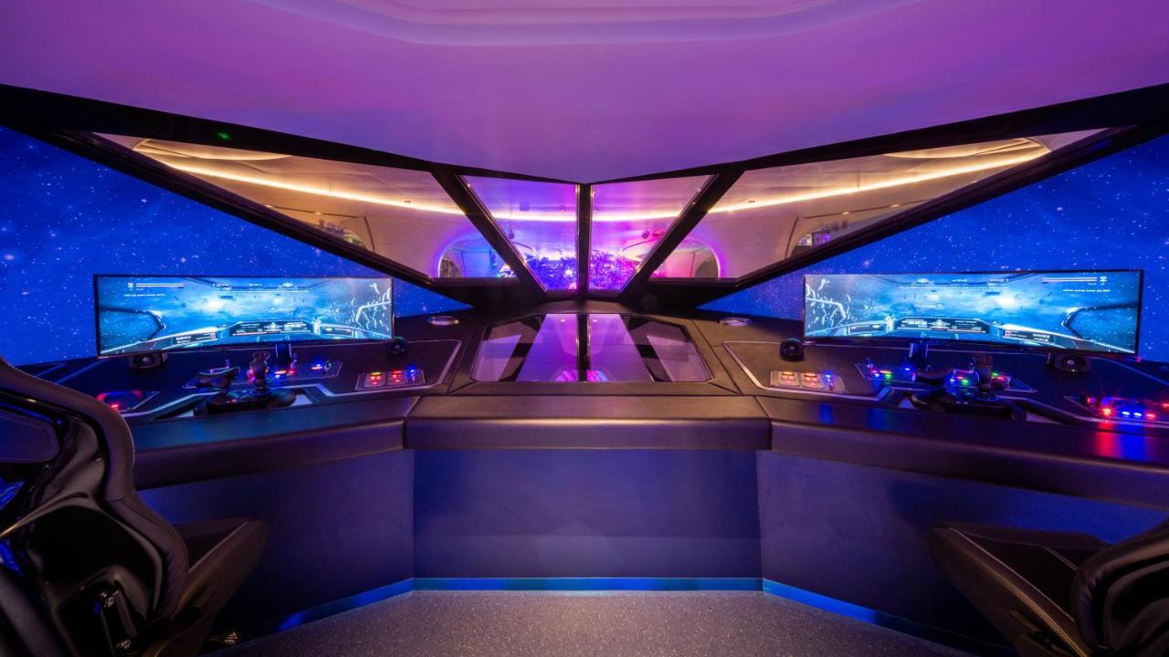 Grande Centre Point Space Pattaya Eksteriør bilde The control room of the London Eye