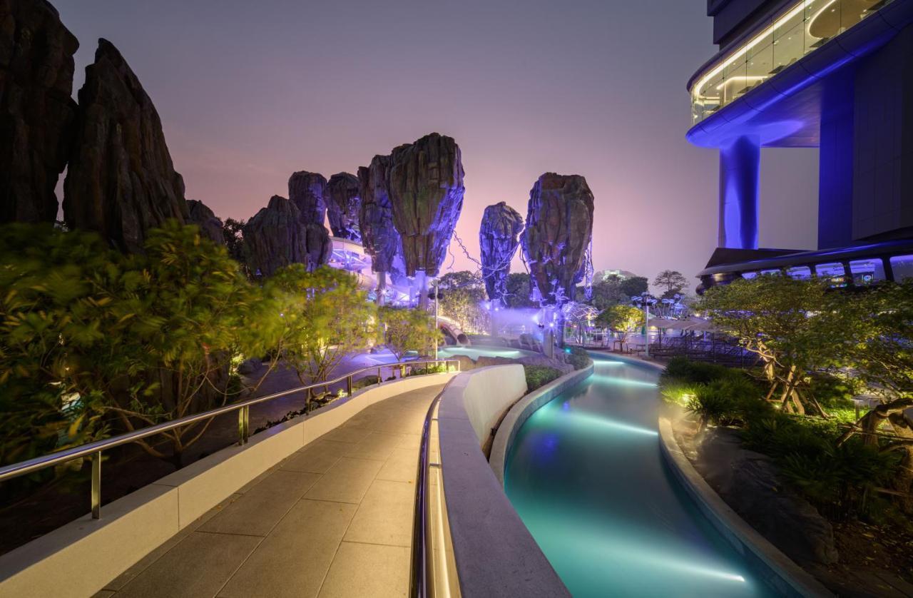 Grande Centre Point Space Pattaya Eksteriør bilde The artificial river at Vinpearl Hotel Nha Trang