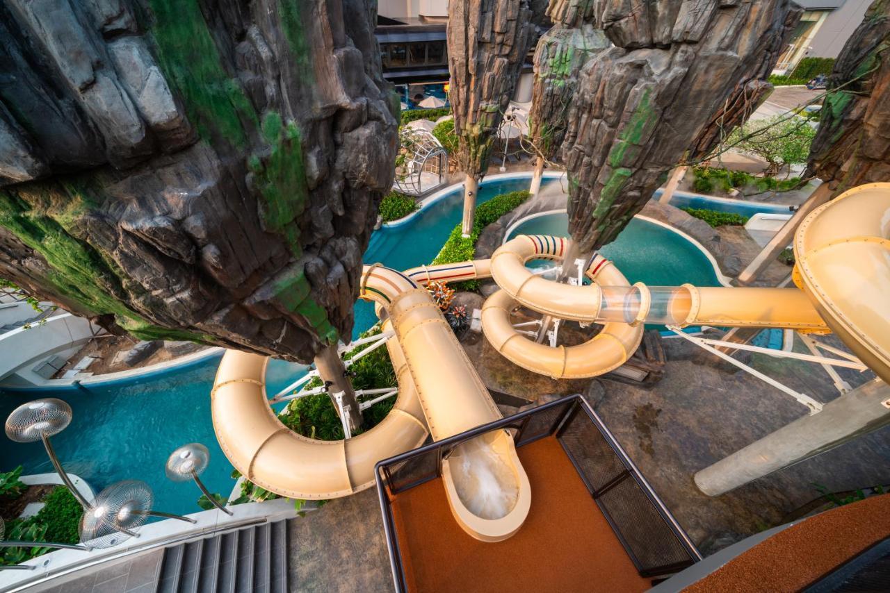 Grande Centre Point Space Pattaya Eksteriør bilde Water slides at Splash Jungle Water Park