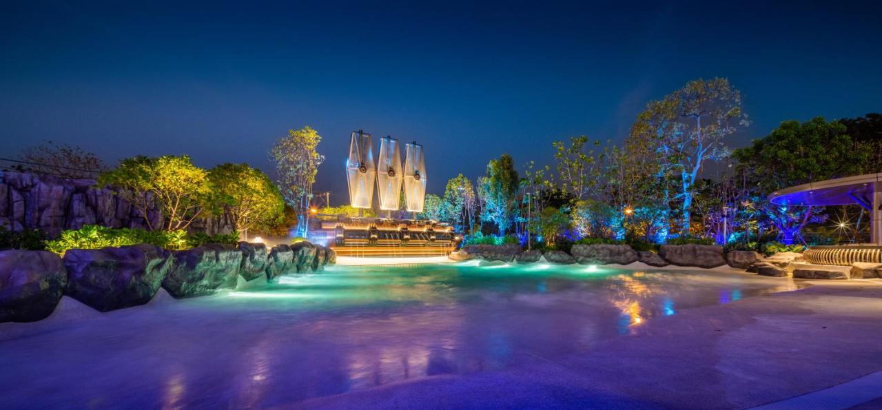 Grande Centre Point Space Pattaya Eksteriør bilde The park at night