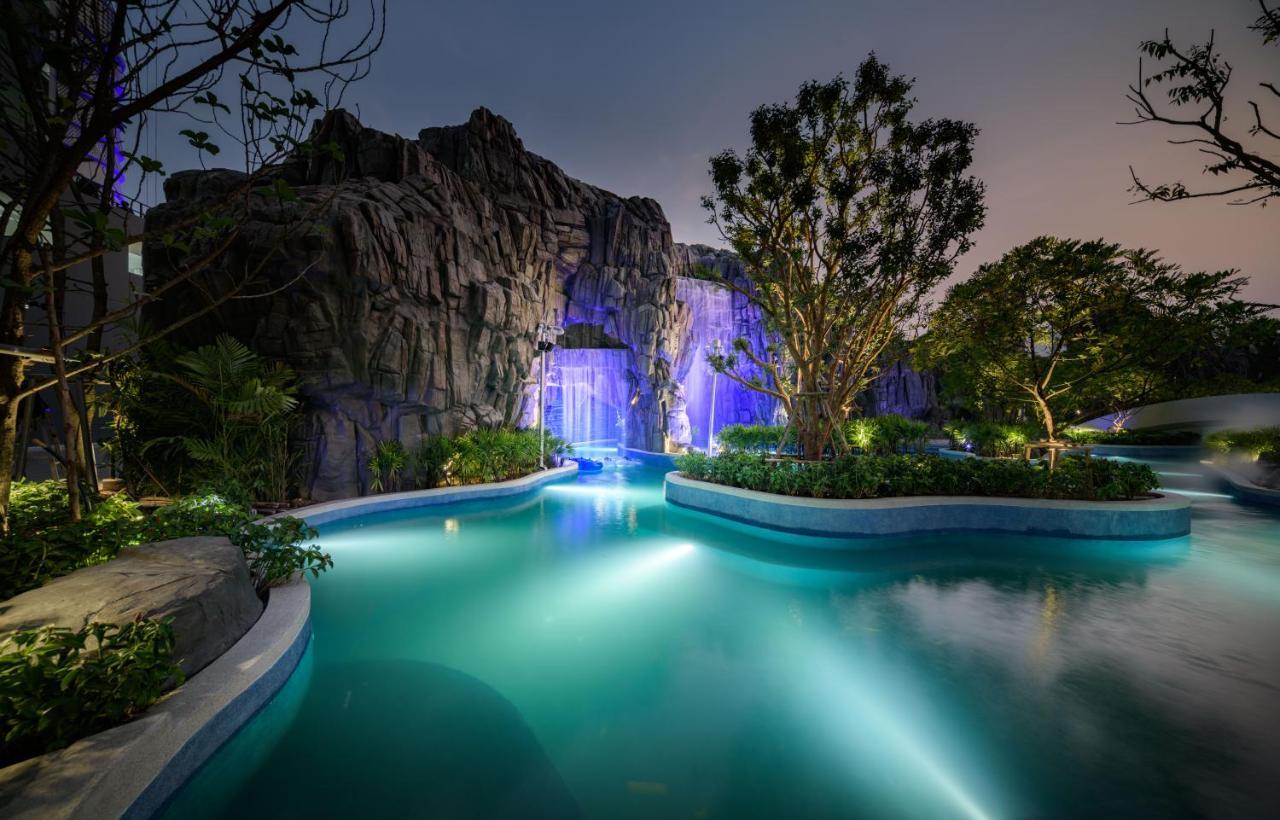 Grande Centre Point Space Pattaya Eksteriør bilde The artificial waterfall at the resort