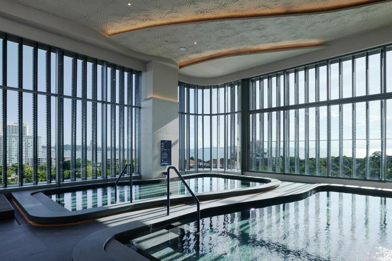 Grande Centre Point Space Pattaya Eksteriør bilde The pool at the 360° Sky Lounge